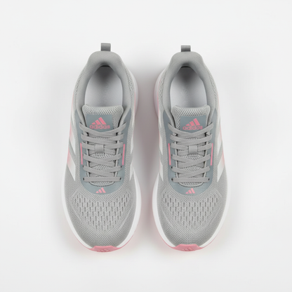 كوتشي اديداس حريمي - منظر من الخلف يوضح التصميم الثابت الداعم للقدم والشعار الثلاثي
